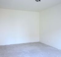 Pozrite si MODERNÚ NOVOSTAVBU 5 i RD pri SENCI, MOŽNOSŤ VÝMENY za BYT - Prázdna miestnosť s bielymi stenami a betónovou podlahou v rodinnom dome.