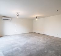 Pozrite si MODERNÚ NOVOSTAVBU 5 i RD pri SENCI, MOŽNOSŤ VÝMENY za BYT - Izba s klimatizáciou a betónovou podlahou v rodinnom dome, pripravená na ďalšie úpravy.