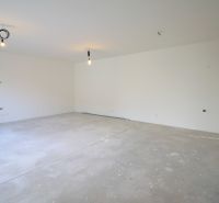 Pozrite si MODERNÚ NOVOSTAVBU 5 i RD pri SENCI, MOŽNOSŤ VÝMENY za BYT - Prázdna miestnosť s betónovou podlahou a stenami v Rodinnom dome.
