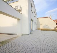 Pozrite si MODERNÚ NOVOSTAVBU 5 i RD pri SENCI, MOŽNOSŤ VÝMENY za BYT - Rodinný dom na Obchodnej ulici vo Veľkom Bieli, vydláždený dvor a fasáda s klimatizáciou.