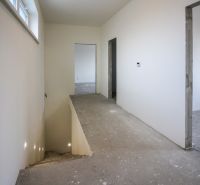 Pozrite si MODERNÚ NOVOSTAVBU 5 i RD pri SENCI, MOŽNOSŤ VÝMENY za BYT - Interiér rodinného domu s chodbou, schodiskom a vstupom do izby.