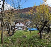 ZNÍŽENÁ CENA ! Rodinný dom na predaj, Žiar nad Hronom, Stará Kremnička - Rodinný dom v Starej Kremničke s ovocnými stromami na svahovitom pozemku.
