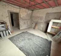 ZNÍŽENÁ CENA ! Rodinný dom na predaj, Žiar nad Hronom, Stará Kremnička - Interiér rodinného domu v Starej Kremničke s odkrytými stenami a podlahou.