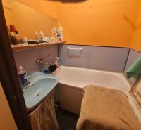2 izbový byt, 58 m² na predaj, Zvolen, Podborová - Kúpeľňa v 2-izbovom byte s vaňou, oranžovými stenami a modrým umývadlom.