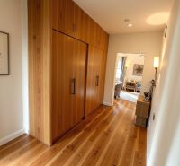 2 izbový byt, 58 m² na predaj, Zvolen, Podborová - Chodba v 2-izbovom byte s podlahou s dreveným dekorom a vstavanými skriňami.