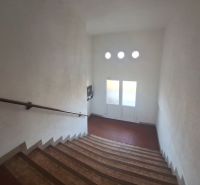 2 izbový byt, 58 m² na predaj, Zvolen, Podborová - Schodisko v bytovom dome na ulici J. Bánika v meste Zvolen.