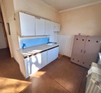 2 izbový byt, 58 m² na predaj, Zvolen, Podborová - Kuchynská časť v 2-izbovom byte so skriňkami a podlahou s dreveným dekorom.