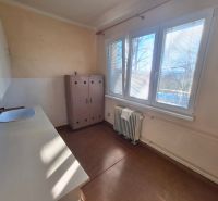 2 izbový byt, 58 m² na predaj, Zvolen, Podborová - Kuchyňa v 2-izbovom byte s veľkým oknom a radiátorom.