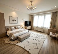 2 izbový byt, 58 m² na predaj, Zvolen, Podborová - Spálňa s pohodlnou posteľou, elegantným kobercom a podlahou s dreveným dekorom v 2-izbovom byte.