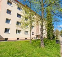 2 izbový byt, 58 m² na predaj, Zvolen, Podborová - Exteriér budovy vo Zvolene obklopený zeleňou, vhodný pre 2-izbový byt.