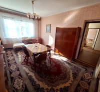 2 izbový byt, 58 m² na predaj, Zvolen, Podborová - Jedáleň v 2-izbovom byte so stolom, dreveným nábytkom a kobercami.