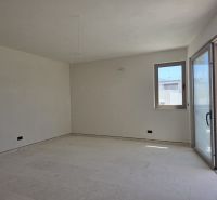 CHORVÁTSKO  - Apartmány (K2) v krásnej dedinke TRIBUNJ - Priestranná izba v 3-izbovom byte s veľkým oknom a výhľadom na terasu.