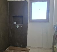 CHORVÁTSKO  - Apartmány (K2) v krásnej dedinke TRIBUNJ - Kúpeľňa v 3-izbovom byte s oknom a nedokončenou stenou bez obkladov.