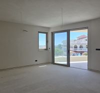 CHORVÁTSKO  - Apartmány (K2) v krásnej dedinke TRIBUNJ - Priestranná obývačka v 3-izbovom byte s dlažbou a výhľadom na balkón.