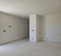 CHORVÁTSKO  - Apartmány (K2) v krásnej dedinke TRIBUNJ - Priestranná miestnosť s keramickou dlažbou v 3-izbovom byte.
