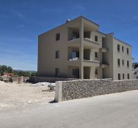 CHORVÁTSKO  - Apartmány (K2) v krásnej dedinke TRIBUNJ - Budova s tromi poschodiami a kamenným plotom v Tribunji, 3-izbový byt na predaj.