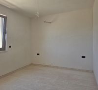 CHORVÁTSKO  - Apartmány (K2) v krásnej dedinke TRIBUNJ - Miestnosť s oknom a podlahou s dreveným dekorom v 3-izbovom byte.