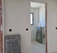CHORVÁTSKO  - Apartmány (K2) v krásnej dedinke TRIBUNJ - Rekonštrukcia v 3-izbovom byte, odhalené steny a dokončovanie elektroinštalácie.