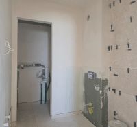 CHORVÁTSKO  - Apartmány (K2) v krásnej dedinke TRIBUNJ - Kúpeľňa v 3-izbovom byte s nedokončenou obkladovou stenou.