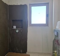 CHORVÁTSKO  - Apartmány (K2) v krásnej dedinke TRIBUNJ - Nedokončená kúpeľňa s oknom a sprchovým kútom v 3-izbovom byte.
