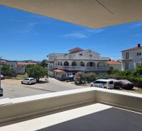 CHORVÁTSKO  - Apartmány (K2) v krásnej dedinke TRIBUNJ - Výhľad z 3-izbového bytu v Tribunji s parkoviskom a blízkosťou mora.