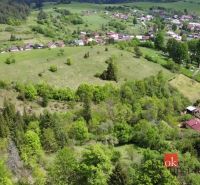 Na predaj pozemok 1898 m² - Horná Lehota, Nízke Tatry - Letecký pohľad na malebnú krajinu pri meste Banská Bystrica so záhradami.