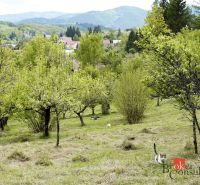 Na predaj pozemok 1898 m² - Horná Lehota, Nízke Tatry - Záhrady v Banskej Bystrici s bujnou zeleňou, kopcami a stromami.