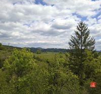 Na predaj pozemok 1898 m² - Horná Lehota, Nízke Tatry - Pohľad na zeleň a oblaky v záhradách v okolí Banskej Bystrice.
