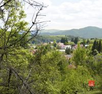 Na predaj pozemok 1898 m² - Horná Lehota, Nízke Tatry - Pohľad na Záhrady Banskej Bystrice s okolím a vrchmi v pozadí.