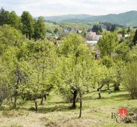 Na predaj pozemok 1898 m² - Horná Lehota, Nízke Tatry - Pohľad na zelené záhrady v Banskej Bystrici obklopené kopcami a prírodou.