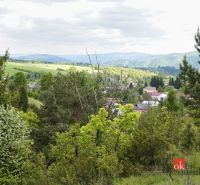 Na predaj pozemok 1898 m² - Horná Lehota, Nízke Tatry - Pohľad na malebné Záhrady v okolí Banskej Bystrice s kopcami a lesmi.