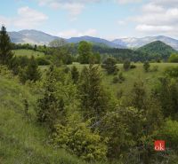 Na predaj pozemok 1898 m² - Horná Lehota, Nízke Tatry - Záhrady v Banskej Bystrici s kopcovitou krajinou a hustým porastom stromov.