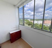 Na prenájom zariadený 2 izbový byt, Dlhé diely - Balkón so sklom a nábytkom, výhľad na paneláky Jána Stanislava, Bratislava - Dlhé diely.