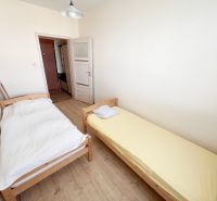 Na prenájom zariadený 2 izbový byt, Dlhé diely - Spálňa s dvoma posteľami a podlahou s dreveným dekorom v 2-izbovom byte.
