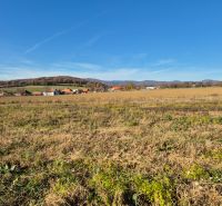 VELČICE - Stavebný pozemok, od 650 m2, okr. Zlaté Moravce - Pozemky - bývanie vo Velčiciach s výhľadom na kopce a dedinskú zástavbu.