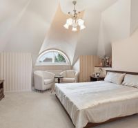 Priestranný rodinný dom s garážou | Vrakuňa, Bratislava - Spálňa v rodinnom dome s lusterom, oblúkovým oknom, posteľou a kreslami.