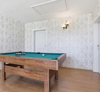Priestranný rodinný dom s garážou | Vrakuňa, Bratislava - Biliardový stôl v rodinnom dome, steny so vzorovanými tapetami, podlaha s dreveným dekorom.