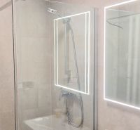Prenájom 2 izb. bytu Račianske mýto, Bratislava - Kúpeľňa v 2-izbovom byte s preskleným sprchovým kútom, umývadlom a zrkadlom.