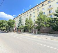 Prenájom 2 izb. bytu Račianske mýto, Bratislava - Ulica Račianska v Bratislave - Novom Meste s rezidenčnou budovou obklopenou stromami.