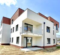 POSLEDNÝ VOĽNÝ BYT! Na predaj 3-izb.byt, Nová Tehelňa-Senec - Novostavba na ulici Vtáčia v Senci, exteriér bytového domu s 3-izbovými bytmi.