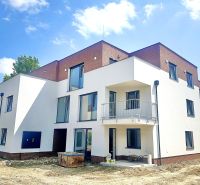 POSLEDNÝ VOĽNÝ BYT! Na predaj 3-izb.byt, Nová Tehelňa-Senec - Novostavba bytového domu na Vtáčej ulici v Senci s tromi poschodiami, jasná obloha.