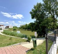 POSLEDNÝ VOĽNÝ BYT! Na predaj 3-izb.byt, Nová Tehelňa-Senec - Jazero obklopené zeleňou a modernými budovami na Vtáčej ulici, Senec.
