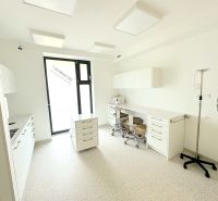Kompletne zariadená ambulancia, Záhorská Bystrica - Lekárska ordinácia na ulici Kunovská s obchodnými priestormi, biely interiér, nábytok, stojan.