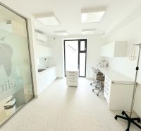 Kompletne zariadená ambulancia, Záhorská Bystrica - Zubná ordinácia na ulici Kunovská s bielymi obchodnými priestormi a moderným vybavením.