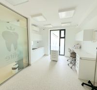 Kompletne zariadená ambulancia, Záhorská Bystrica - Dentálna klinika na Kunovskej ulici s modernými obchodnými priestormi a vybavením.