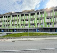 Kompletne zariadená ambulancia, Záhorská Bystrica - Pohľad na budovu na ulici Kunovská, kde sú obchodné priestory a parkovisko.