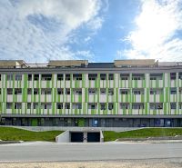Kompletne zariadená ambulancia, Záhorská Bystrica - Budova so zelenou fasádou, na ulici Kunovská, ponúkajúca obchodné priestory s parkoviskom.