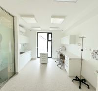 Kompletne zariadená ambulancia, Záhorská Bystrica - Ordinácia na ulici Kunovská s bielym nábytkom, pripravená na obchodné priestory.