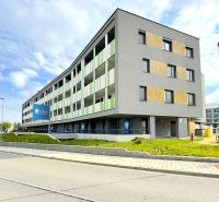 Kompletne zariadená ambulancia, Záhorská Bystrica - Budova na ulici Kunovská so zubnou klinikou a obchodnými priestormi, cesta a autá.