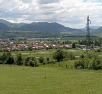 TURANY- rekreačná chata na pozemku 700m2 - Pohľad na údolnú dedinu pred horským pozadím, vidno lúky a elektrický stĺp.